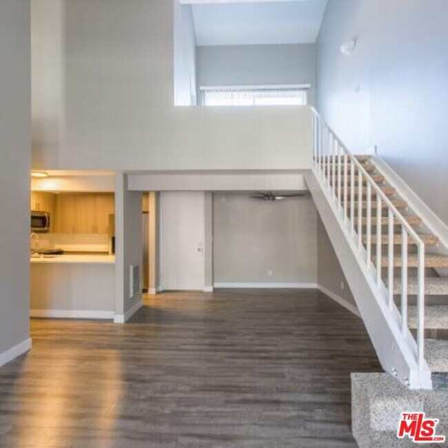 Building Photo - 6600 Beachview Dr
