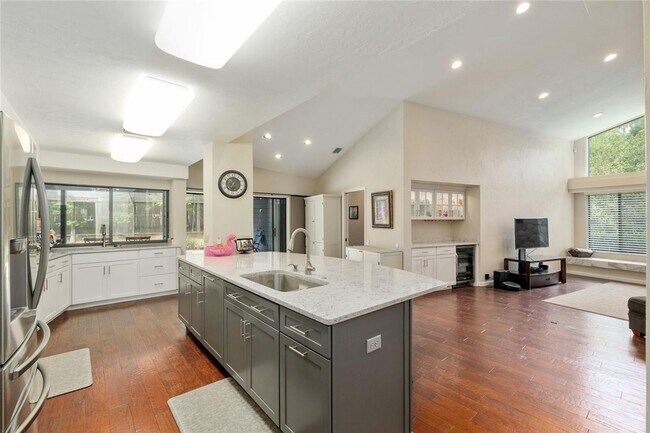 Building Photo - Beautiful Home in Landmark Woods