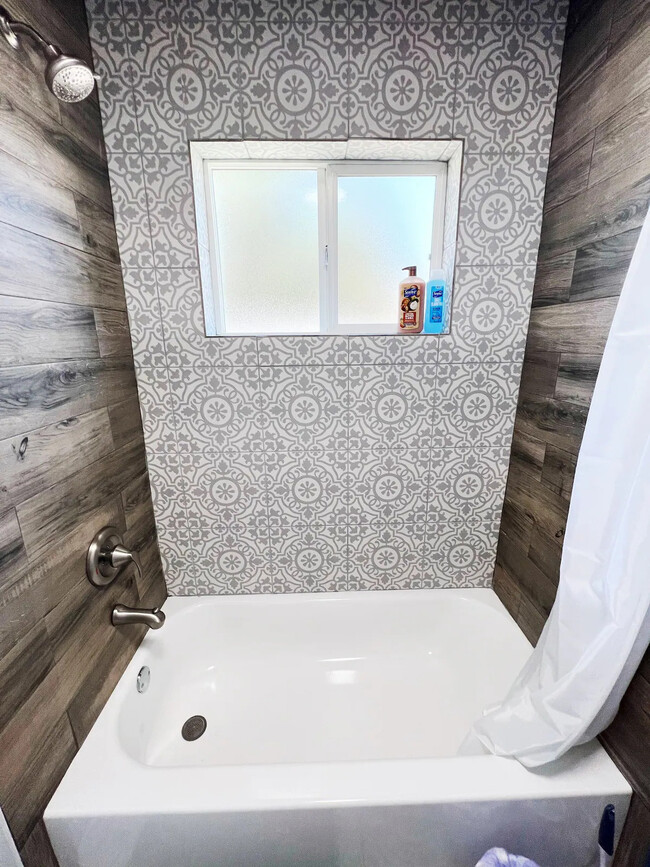 Full Bathroom - 4021 Fillmore Ave