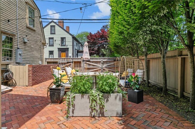 Building Photo - 35 2nd St