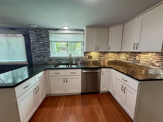 Building Photo - 3408 Ambleside Dr