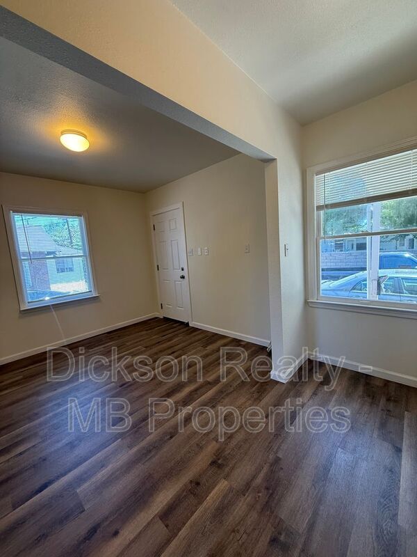 Building Photo - 56 1/2 S. Wells Avenue