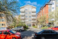 Building Photo - Hillside 411