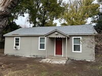 Building Photo - 2 bedroom 1 bath with HUGE yard next to Ch...