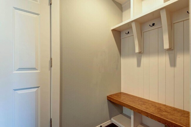 Building Photo - Republic Schools - Gorgeous 3 Bed 2 Bath 3 Car Garage For Rent!