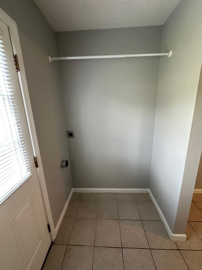 Building Photo - House for rent: Four bedroom,One bath, sto...