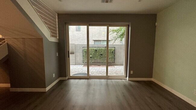 Building Photo - 3/2.5 Condo in Gated Complex