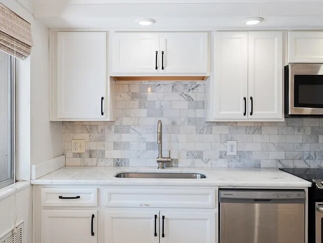 Building Photo - 5025 Hillsboro Pike