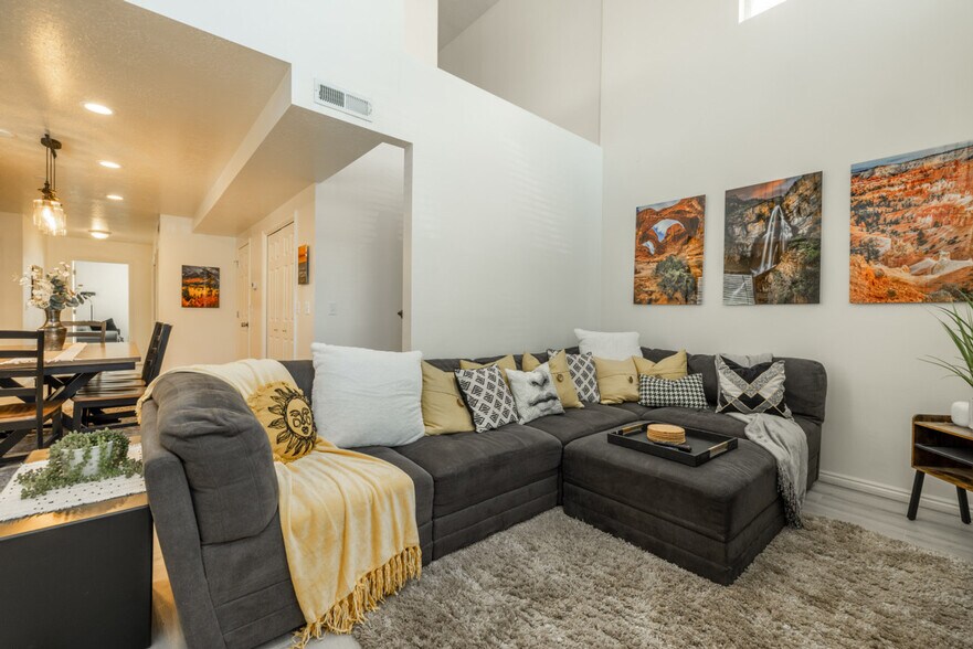 Building Photo - 924 Lowell Ave S