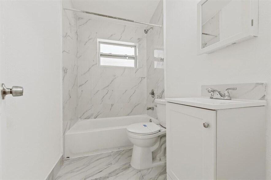 Building Photo - 1524 NW 18th Ct