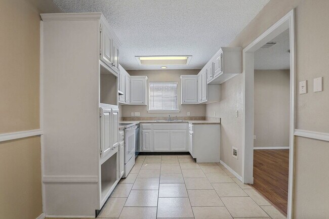 Building Photo - 4010 David Dr