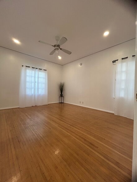 Building Photo - 850 S Kenmore Ave