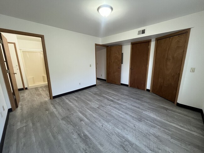 Building Photo - 2310 Valley Rd