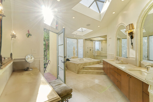 Building Photo - 707 N Bedford Dr