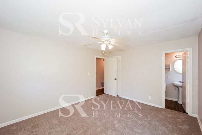 Building Photo - Your dream home awaits