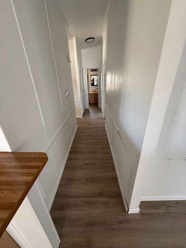 Building Photo - Gated area 3/2 Granbury