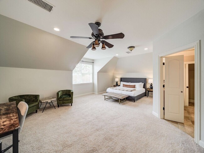 Building Photo - 200 Cove Dr