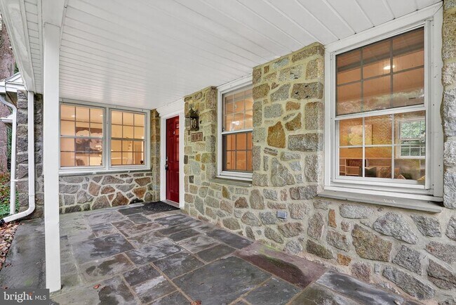 Building Photo - 829 Bryn Mawr Ave