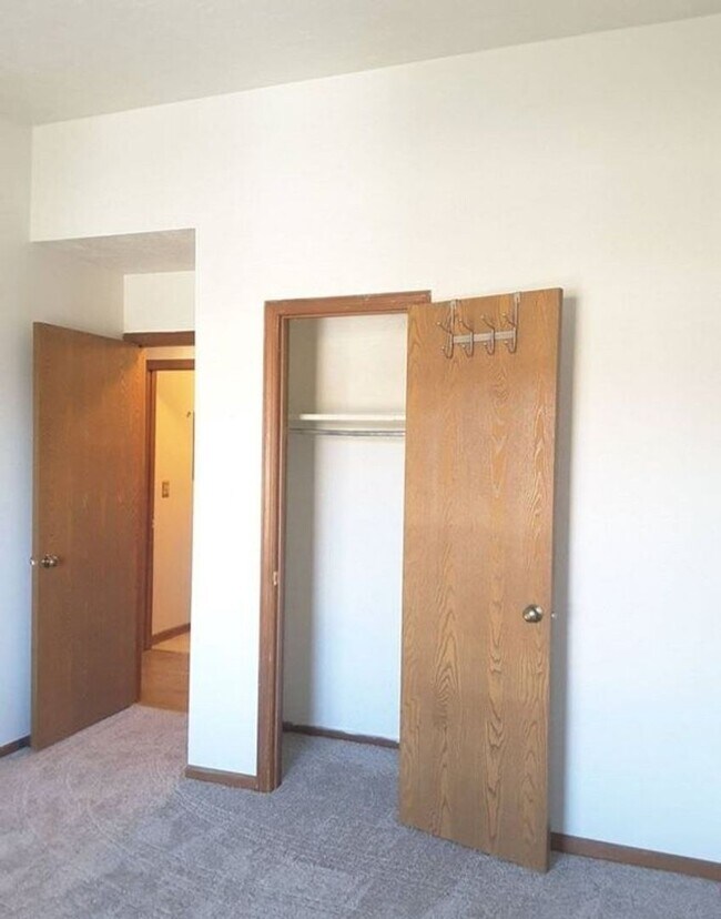 Building Photo - 807 Clarinet Blvd E
