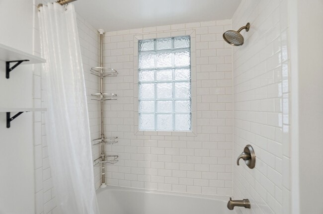 Building Photo - 2 Bed 2 Bath in Oakley!