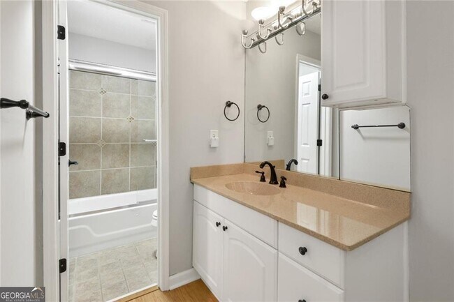 Building Photo - 1110 Pine Heights Dr NE