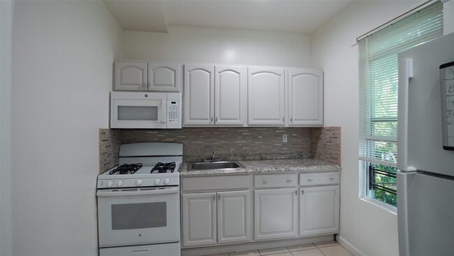 Building Photo - 174 Beechwood Ave