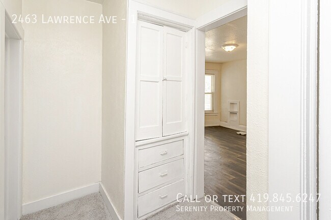 Building Photo - 2463 Lawrence Ave