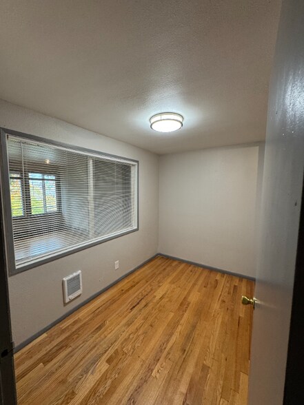 Building Photo - 4746.5 22nd Ave NE