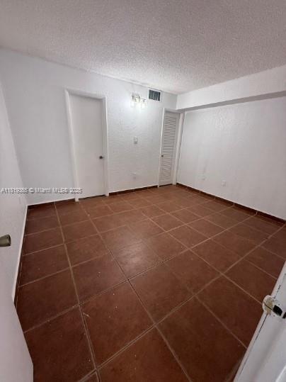 Building Photo - 1305 W 46th St