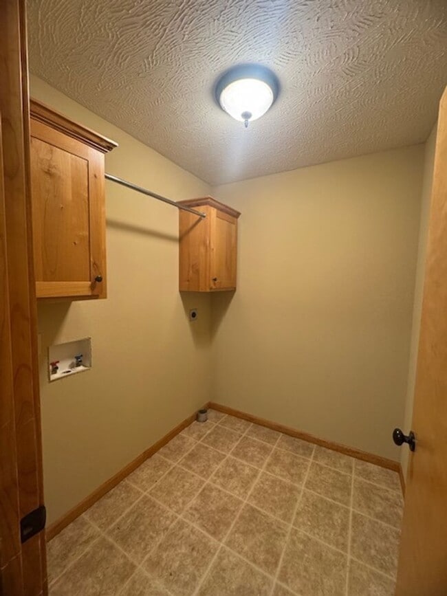 Building Photo - Southeast/Oak Grove Area!