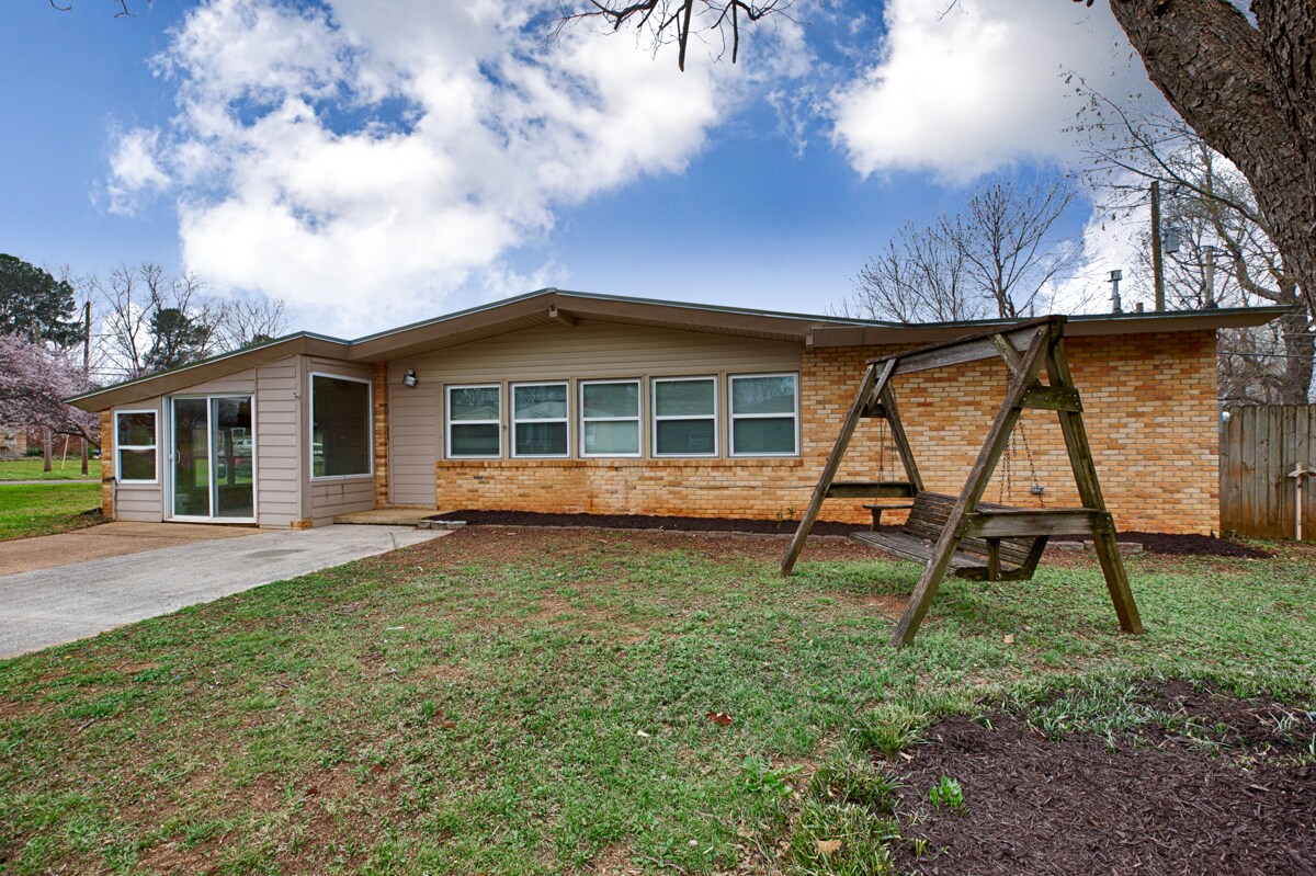 Building Photo - 2814 Holiday Dr SW