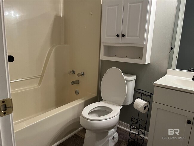 Building Photo - 10510 Gayfer Rd Ext