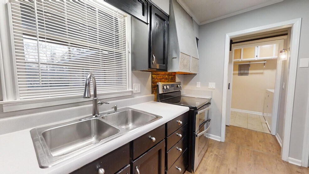 Building Photo - Spacious Home Conveniently Located close to Auburn High School