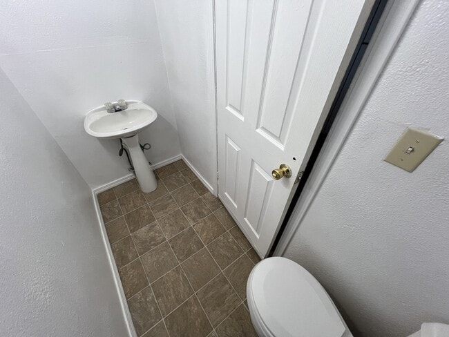 Building Photo - 1803 SE Salem Ave