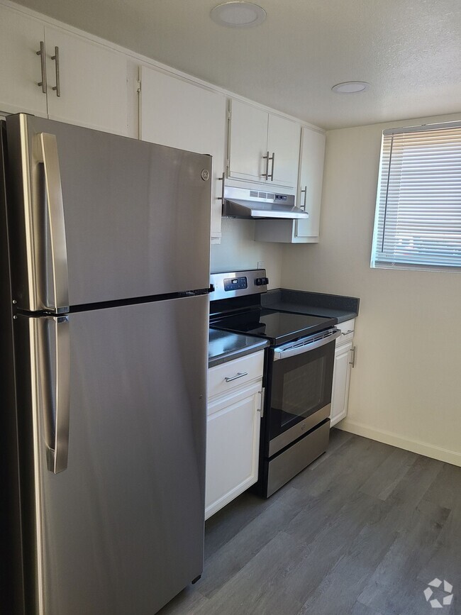 Building Photo - Newly Renovated 2 Bedroom, 1 Bath with Was...