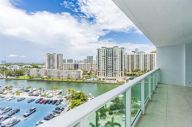 Building Photo - 100 Bayview Dr