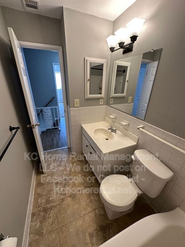 Building Photo - 9338 Bluejacket St