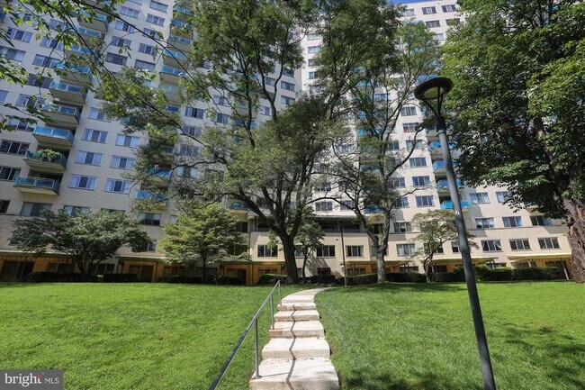 Building Photo - 10201 Grosvenor Pl