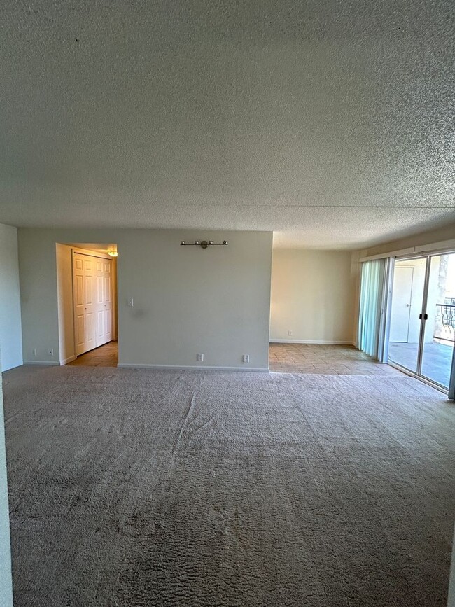 Building Photo - 2 Bedroom Corner Condo Available at Spanis...