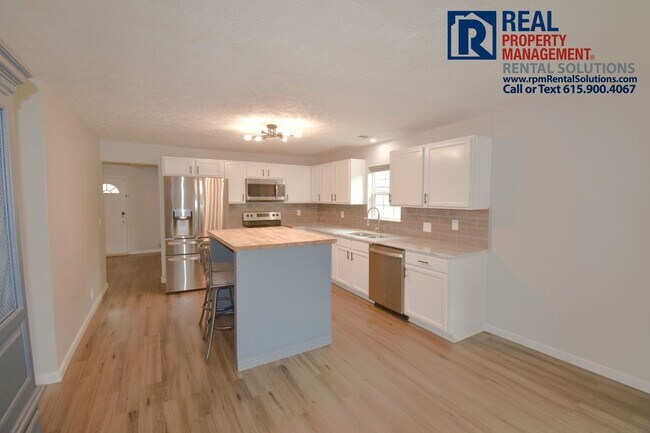 Building Photo - Adorable fenced in 3 bd 2 ba home in Murfr...
