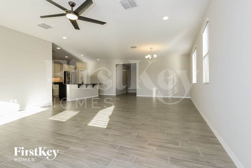 Building Photo - 8411 S 164th Dr