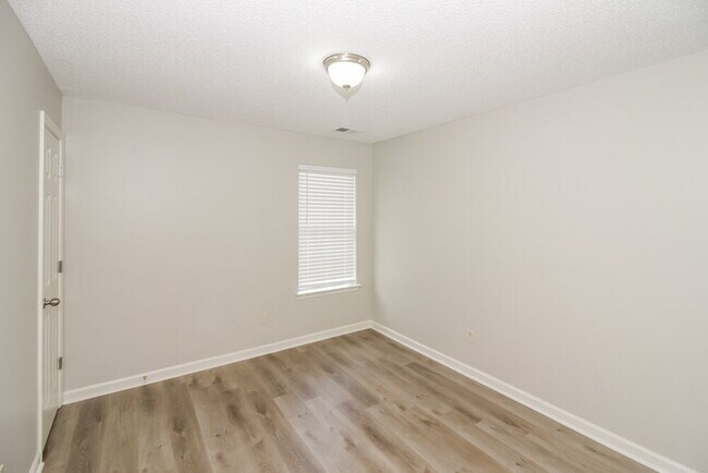 Building Photo - 9812 Southern Oak Way