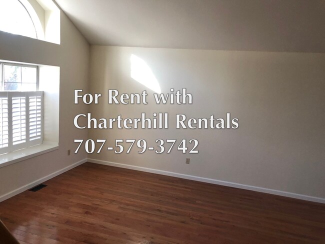 Building Photo - Beautiful Windsor home with new hardwood f...