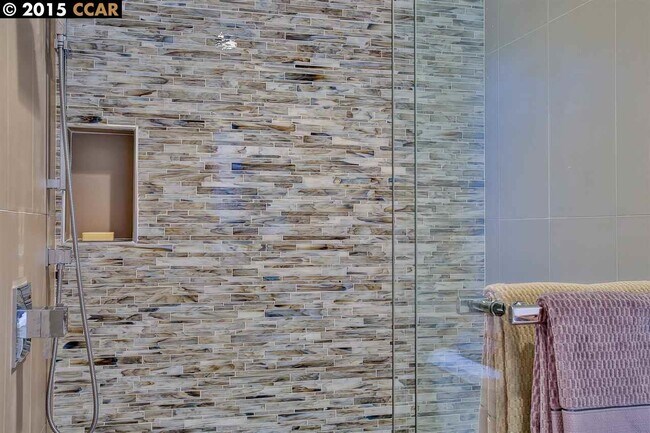 Building Photo - Gorgeous, Massive, 1BR/1BA, Fully Updated, 1000sqft+, A+++ Location, Parking Included