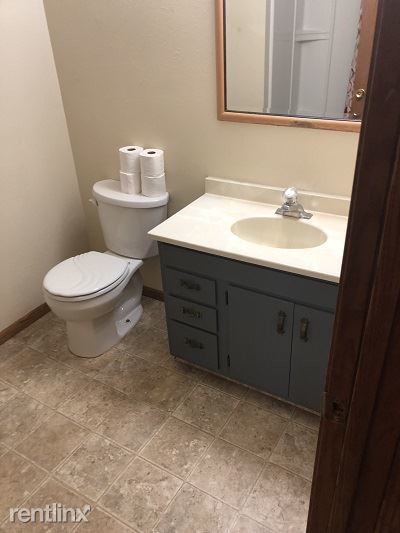 Building Photo - 3 br, 1 bath  - 1033 College St N  upper unit