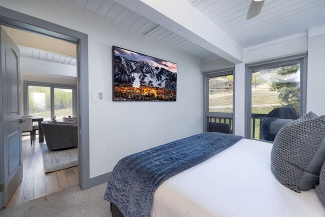 Building Photo - 70 Gallun Ln