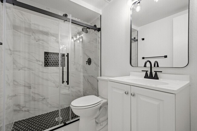 Building Photo - 4 bedroom / 2 bath / Beautifully Updated