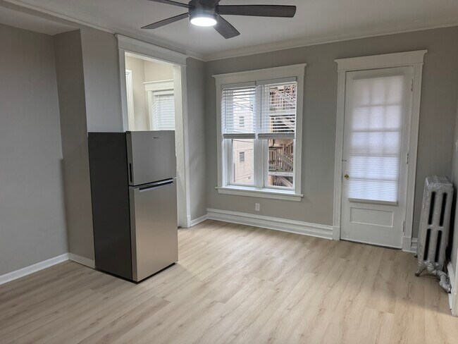 Building Photo - 4363 N Kenmore Ave