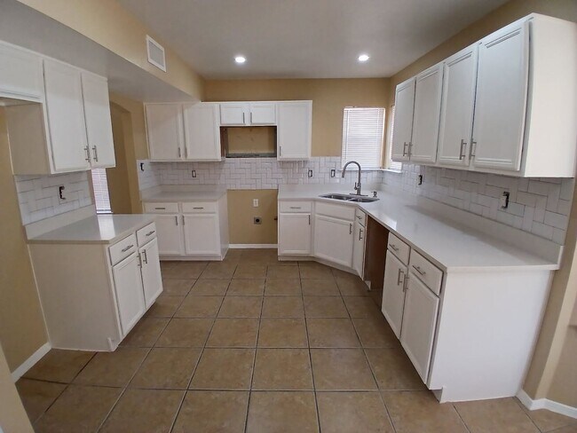 Building Photo - 4 BEDROOM 3 BATHROOM HOME! fully remodeled...
