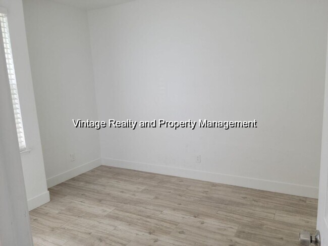 Building Photo - 1052 Foxfire Dr